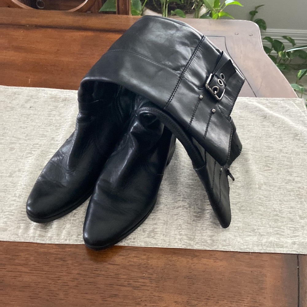 Size 7 1/2 black boots 7.5